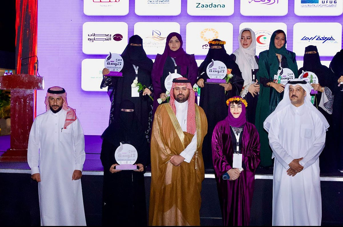 استعرضت دور الفن التشكيلي في التنمية المستدامة.. ملتقى «تنومه» الدولي يكرم الدكتورة منال الرويشد 9 811
