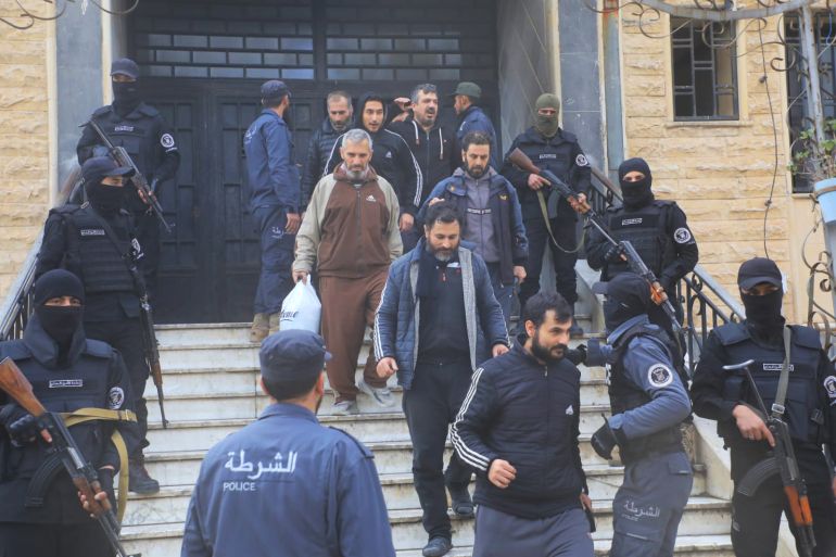 نيويورك تايمز: رحلة عبر مدن سوريا بعد التحرير 3 صورة تظهر خروج قسم من عناصر النظام السابق بعد التحقيقات الأولية من الموقوفين في حمص