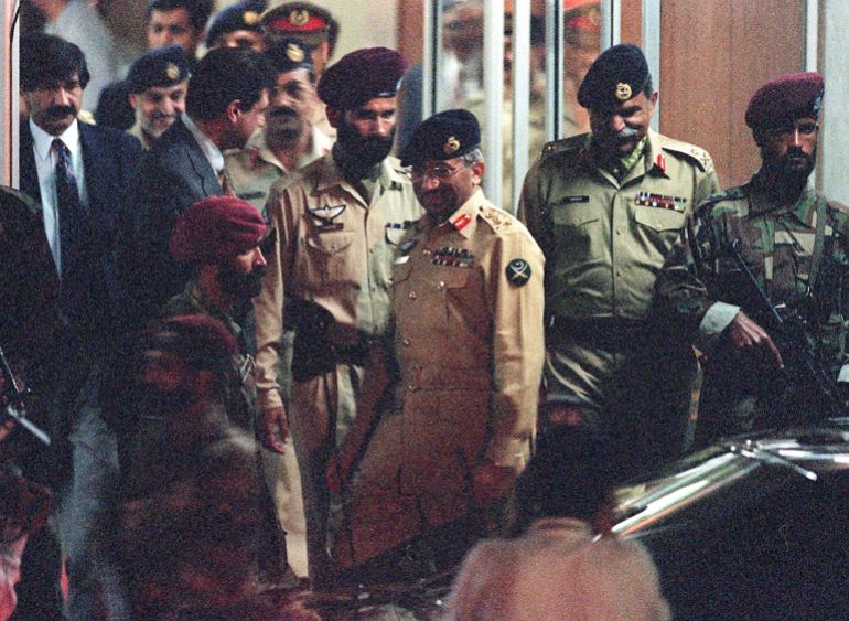 باكستان وعقدة التوازن بين العسكر والحكم المدني 1 AFP1999ressn 1750328104