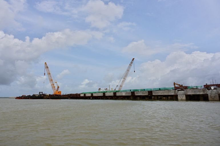 5 أسئلة لفهم الممرات الاقتصادية في شرق أفريقيا 4 This picture taken on June 17, 2019 shows the ongoing construction of a port near the resort town of Lamu, a UNESCO world heritage site that is the oldest Swahili settlement in Africa. The ambitious project is called Lamu Port, South Sudan, Ethiopia Transport Corridor (LAPSSET), and construction is well underway, with one of the first berths of the port nearly completed. The inhabitants fear about the environmental impact of the project with dredging covering a key coral reef with silt and devastating a popular fishing spot. (Photo by TONY KARUMBA / AFP)