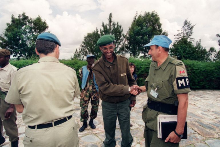 مليون قتيل بـ100 يوم.. رواندا التي عامت على بحور من الدم 3 A picture taken 11 May 1994 in Buymba of Paul Kagame, leader of the Tutsi-led RPF (Rwandan Patriotic Front) shaking hands with an unidentified Canadian UN officer. After a week that saw strained ties between Rwanda and France snap over an indictment call on President Paul Kagame over alleged complicity in the death of his predecessor, local media rallied in support of the government and poured scorn on Paris. French Foreign Minister Philippe Douste-Blazy 26 November 2006 said he regretted Rwanda's decision to cut diplomatic ties, forcing French envoys and educational staff to repatriate in haste. AFP PHOTO / FILES GERARD JULIEN (Photo by GERARD JULIEN / AFP)