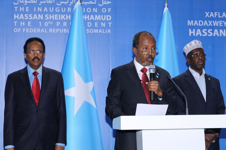 الصومال ومتلازمة الانتخابات.. تصاعد الخلافات وتزاحم الأزمات 3 Somalia's new President Hassan Sheikh Mohamud (C) speaks with former President Mohamed Abdullahi Mohamed (L) and former President Sharif Sheikh Ahmed during his inauguration calemony as the 10th President with the presence of three heads of state, Kenya, Ethiopia, and Djibouti, in Mogadishu, Somalia, on June 9, 2022. (Photo by Hassan Ali ELMI / AFP)