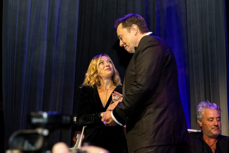 بين الشماتة والترقب.. كيف نظر الأوروبيون إلى المواجهة بين ترامب وماسك؟ 4 Elon Musk, CEO of Tesla, right, presents Giorgia Meloni, Italy's president of the Council of Ministers, with an award during the Global Citizen Awards dinner, Monday, Sept. 23, 2024, in New York. (AP Photo/Michelle Farsi)