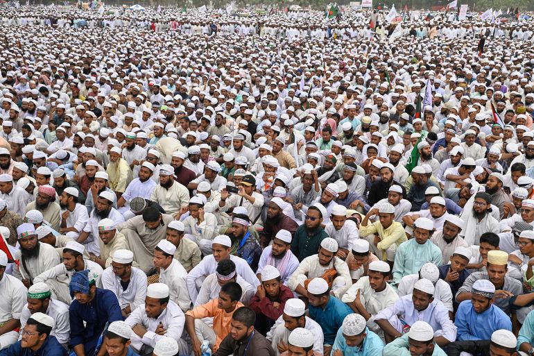 إيكونوميست: بنغلاديش ترتكب خطأ فادحا الانتقام مناف للإصلاح 1 Thousands of activists of Islamist group Hefazat-e-Islam denounce proposed recommendations for equal rights for Muslim women, at a protest rally in Dhaka, Bangladesh, Saturday, May 3, 2025. (AP Photo/Mahmud Hossain Opu)