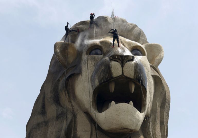 أغرب شروط للتأشيرة تفرضها بعض دول العالم 2 Cleaners spray clean the 37-meter tall tourism icon of the Merlion on the resort island of Sentosa ahead of the city-state's 50th anniversary celebrations in Singapore July 8, 2015. The five day long cleaning is the mythical creature's first "bath" since its last cleaning in 2012. REUTERS/Edgar Su TPX IMAGES OF THE DAY