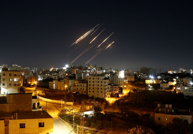 لماذا فرضت إسرائيل حصارا تاما على الضفة أثناء قصف إيران؟ 3 HEBRON, WEST BANK JUNE 15: Streaks of light from Iranian ballistic missiles are seen in the night sky above Hebron, West Bank, as Iran resumes its retaliatory strikes against Israel. The renewed wave of attacks follows heightened regional tensions and comes in response to previous Israeli operations targeting Iranian territory. (Photo by Wisam Hashlamoun/Anadolu via Getty Images)