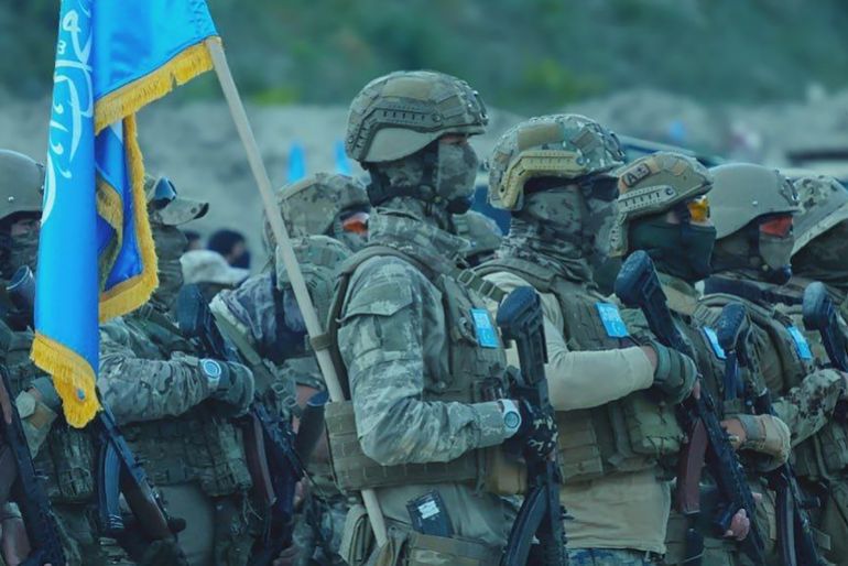 ضم المقاتلين الأجانب للجيش السوري من الرفض إلى الترحيب الأميركي 1 An image released by the Turkistan Islamic Party in Syria shows fighters in formation in Idlib on Sept. 28, 2024. Turkistan Islamic Party in Syria/muhsinlar.net credit : Turkistan Islamic Party