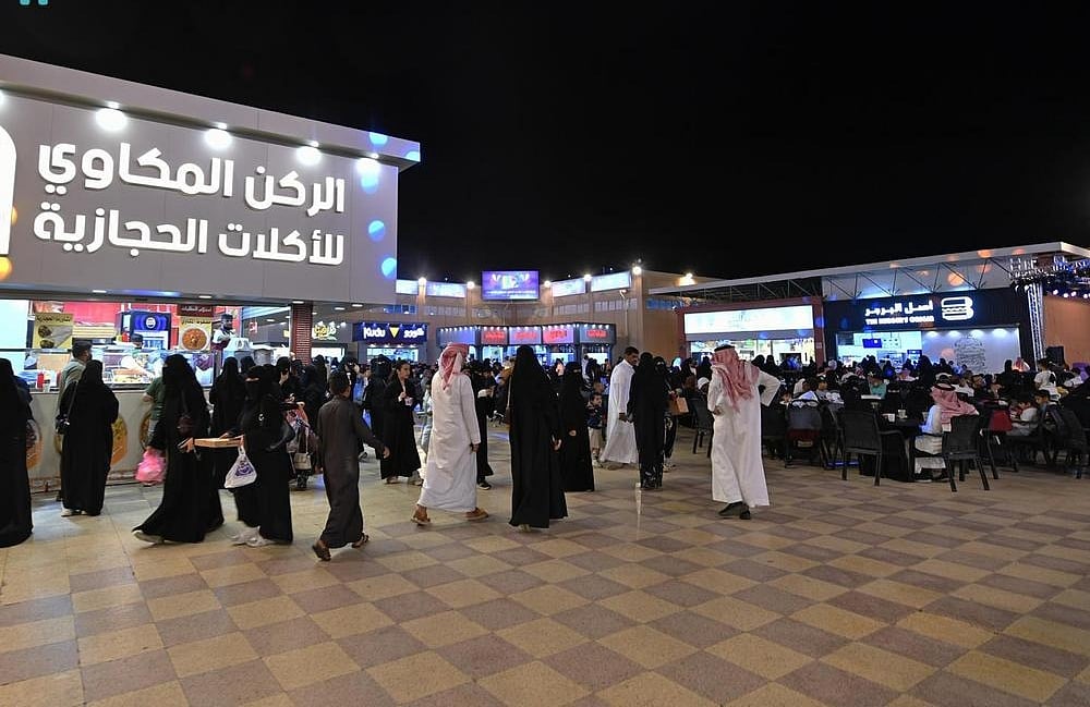 بمشاركات دولية وبرامج ترفيهية متنوعة.. انطلاق مهرجان أبها للتسوق 3 IMG20250628175132