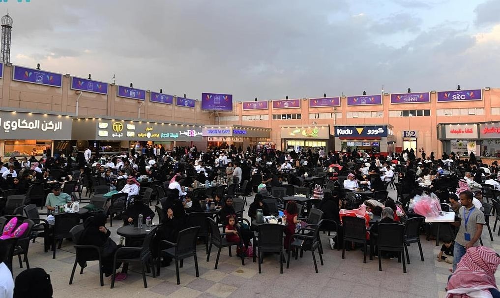 بمشاركات دولية وبرامج ترفيهية متنوعة.. انطلاق مهرجان أبها للتسوق 1 IMG20250628175220