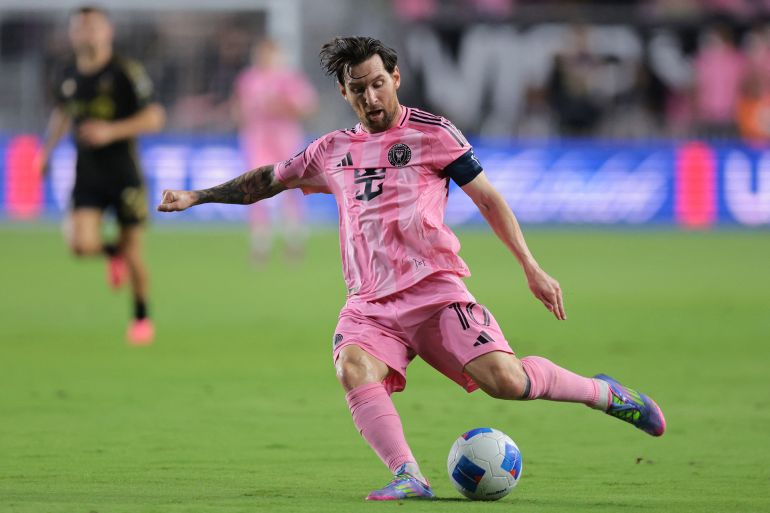 9 نجوم رفضوا الانتقال إلى الدوري السعودي للمحترفين 2 Apr 9, 2025; Ft. Lauderdale, Florida, USA; Inter Miami CF forward Lionel Messi (10) passes the ball against the Los Angeles FC during the first half at Chase Stadium. Mandatory Credit: Sam Navarro-Imagn Images