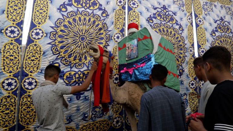 انتخابات الصوفية بمصر.. تجديد بالقيادة وانتظار لبعث الدور الغائب 1 موكب "المولد النبوي" في مصر.. أجواء كرنفاليه وحضور شعبي شهدت إحدى قرى محافظة المنيا، وسط مصر، السبت، إحياء لذكرى مولد نبي الإسلام محمد صلى الله عليه وسلم، عبر موكب احتفائي بهذه الذكرى غلب عليه الطابع الكرنفالي والحضور الشعبي. بمشاركة المئات، تقدم موكب المولد النبوي السنوي، وسط إنشاد ديني وصوفي يملأ أرجاء الطرق وسط ترديد المشاركون لبعض الأغاني التراثية ومنها صلى الله على محمد صلى الله عليه وسلم وتعد ذكرى مولد النبوى من أهم المناسبات التي يحتفل بها المصريون سنويا، عبر ترديد الأهازيج الشعبية والمدائح الصوفية وسط أجواء كرنفالية وحضور شعبي معتاد.