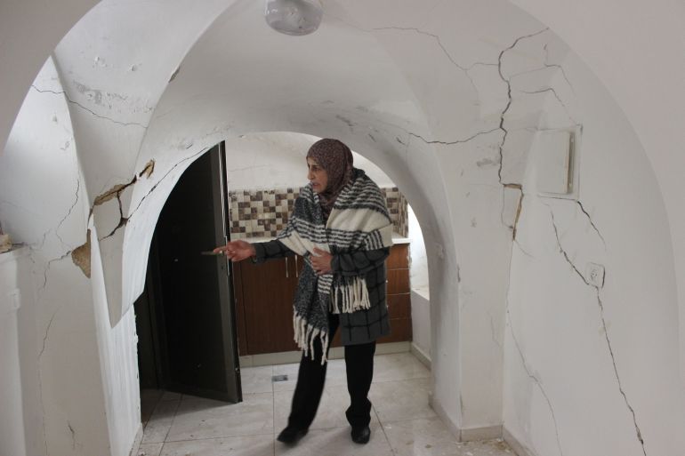 التمييز الإسرائيلي يترك سكان القدس بلا ملاجئ أو غرف محصنة 1 12-سيدة مقدسية تشير إلى التشققات الخطيرة في منزلها الواقع في حوش النيرسات في البلدة القديمة بالقدس(الجزيرة نت)