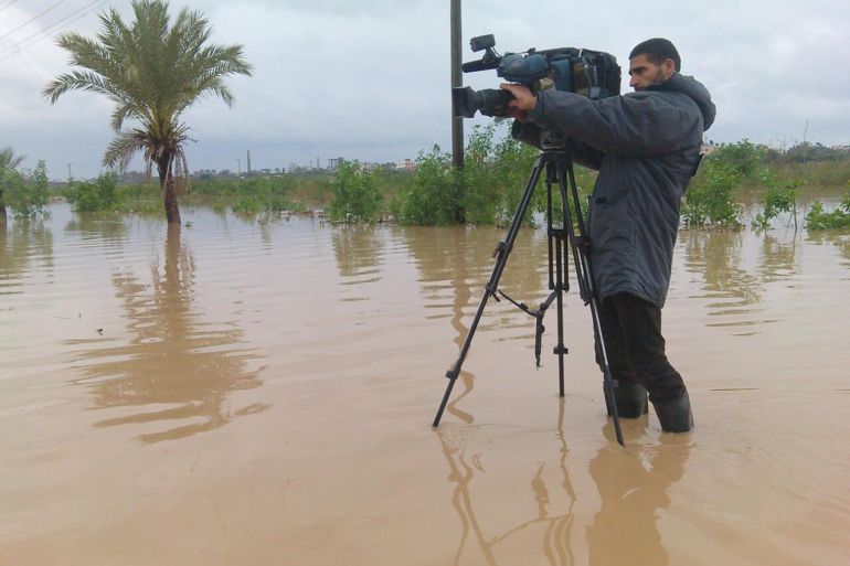 تفاصيل من حياة المصور الشهيد حسن اصليح لم تُرو من قبل 1 حسن اصليح في بدايات عمله الصحفي كمصور في قناة القدس.. يظهر معه بالصورة درويش بلبل وهو مدير المصورين في القناة وضيف تقرير
