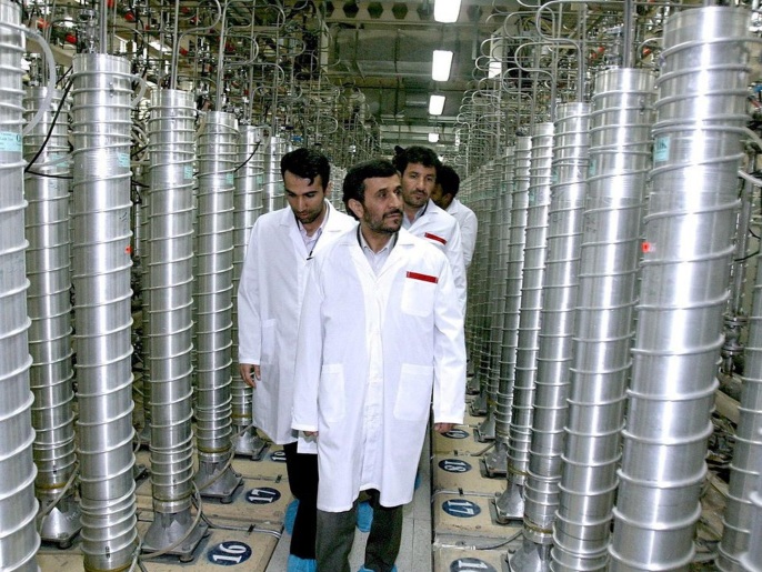 غارديان: لماذا يُعد البرنامج النووي جزءا أساسيا من هوية إيران؟ 1 (FILE) A handout file picture dated 08 March 2007 and released by the Iranian official presidential website shows then Iranian President Mahmoud Ahmadinejad inspecting the Natanz nuclear plant in central Iran. Foreign ministers from six world powers and Iran finally achieved an agreement to prevent the Islamic republic from developing nuclear weapons, Western diplomats said in Vienna on 14 July 2015. EPA/IRAN'S PRESIDENCY OFFICE / HANDOUT