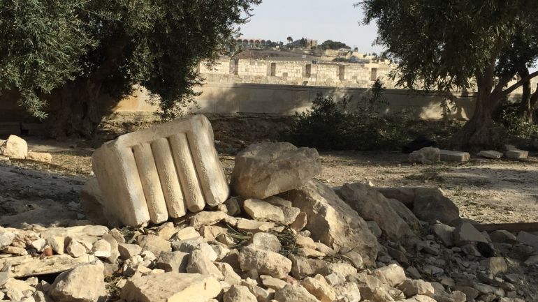 مستوطنون يقحمون أنفسهم في أعمال ترميم بالأقصى 2 أتربة في ساحات المسجد الأقصى أخرجت من المصلى المرواني عند ترميمه