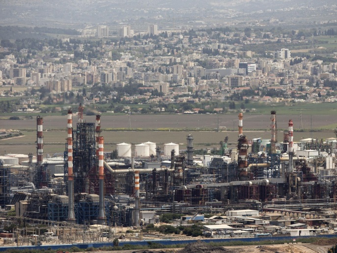 كلفة حرب إسرائيل وإيران وخسائرها.. مبان قيد الهدم وتعويضات بالمليارات 1 A general view shows an oil refinery, in Israel's third city of Haifa on April 20, 2015, after the city's Mayor Yona Yahav ordered municipal rubbish trucks to block access to four chemical plants and a refinery after warnings linking high cancer rates in the area to air pollution. The standoff began after a senior health ministry official said last week that 16 percent of cancer cases in the Haifa Bay area could be attributed to air pollution. AFP PHOTO / JACK GUEZ