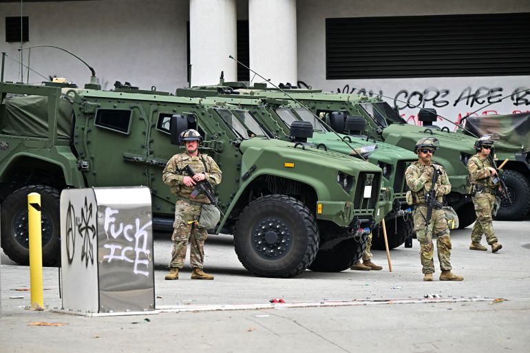 بعد نشر الجيش.. إلى أن يتجه صدام ترامب مع ولاية كاليفورنيا؟ 1 Members of the National Guard stand guard outside the Metropolitan Detention Center, MDC in downtown Los Angeles, California on June 8, 2025.