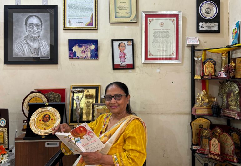 الهندية بانو مشتاق الحائزة بوكر: على الكاتب وصف "الوردة" و"أشواكها" 1 This photograph taken on May 31, 2025 shows Indian lawyer, activist and now International Booker Prize winner Banu Mushtaq posing with the book 'Heart Lamp' at her residence in Hassan, in India's Karnataka state.