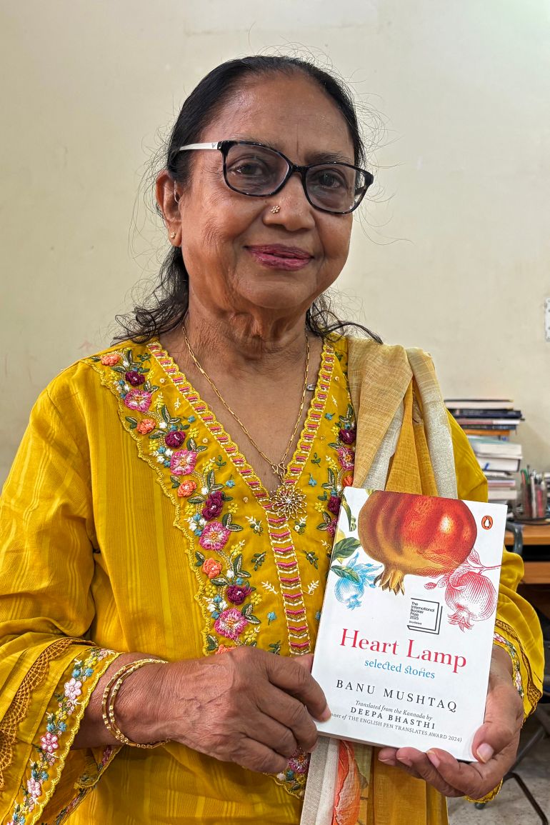 الهندية بانو مشتاق الحائزة بوكر: على الكاتب وصف "الوردة" و"أشواكها" 2 This photograph taken on May 31, 2025 shows Indian lawyer, activist and now International Booker Prize winner Banu Mushtaq posing with the book 'Heart Lamp' at her residence in Hassan, in India's Karnataka state.