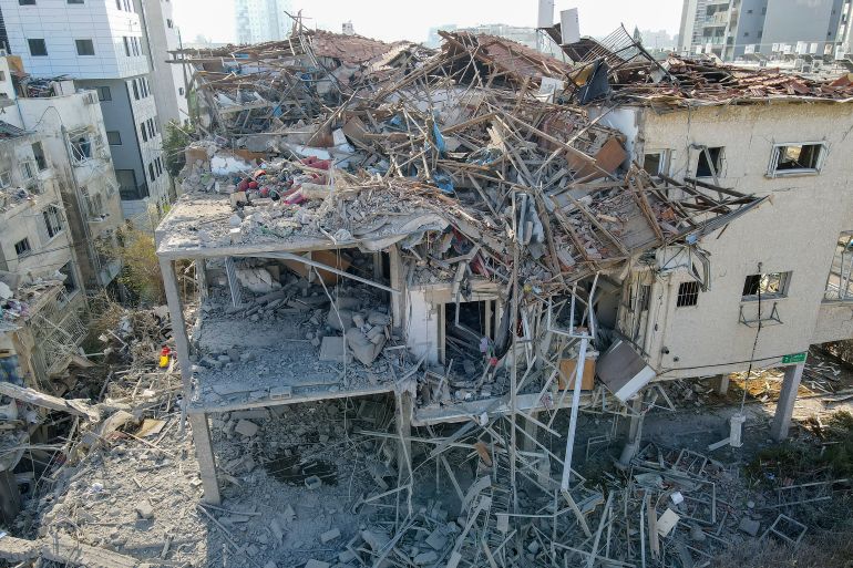 بالصور.. دمار "غير مسبوق" في إسرائيل بعد ضربات إيران 3 This aerial picture shows damaged buildings at a site hit by a missile fired from Iran in the Israeli city of Ramat Gan near Tel Aviv on June 14, 2025.