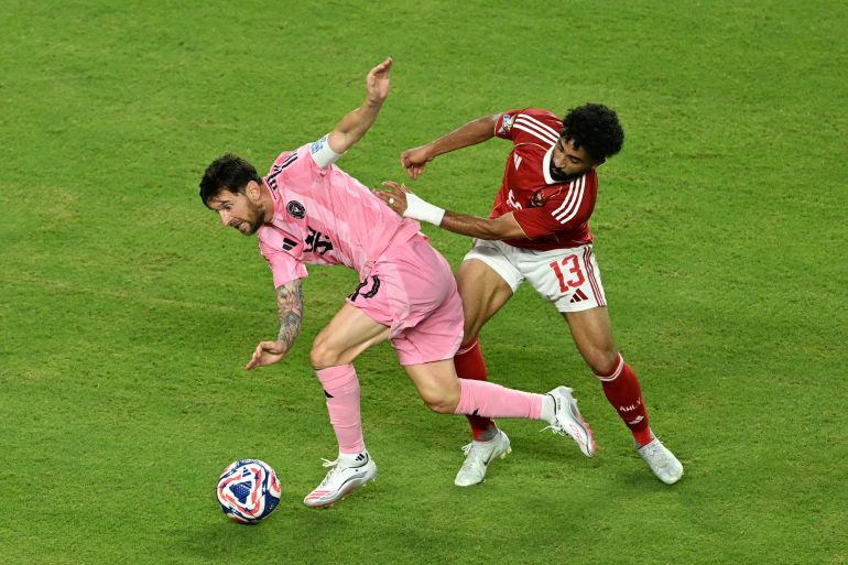 ميسي ينقذ افتتاح كأس العالم للأندية فماذا عن باقي المباريات؟ 2 Inter Miami's Argentine forward #10 Lionel Messi and Al Ahly's Egyptian midfielder #13 Marwan Attia fight for the ball during the Club World Cup 2025 Group A football match between Egypt's Al-Ahly and US Inter Miami at the Hard Rock stadium in Miami on June 14, 2025. (Photo by ROBERTO SCHMIDT / AFP)