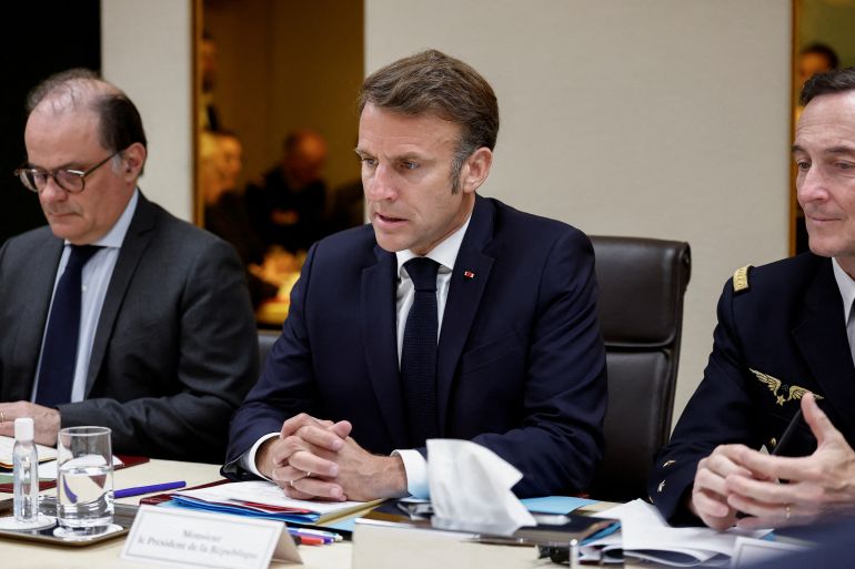 بين التأييد والتنديد وتجنب التصعيد.. مواقف دولية من الضربة الأميركية لإيران 1 French President Emmanuel Macron (C}, flanked by Presidency General Secretary Emmanuel Moulin (L) and Chief of Military Staff of the President of the Republic (CEMP) Fabien Mandon, holds a Defence and National Security Council meeting following US air strikes on nuclear facilities in Iran, at the Elysee Palace in Paris on June 22, 2025.