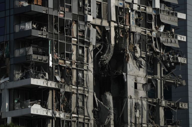 بالصور.. دمار "غير مسبوق" في إسرائيل بعد ضربات إيران 2 A residential building that was struck by a missile fired from Iran, is seen in Tel Aviv, Israel, on Saturday, June 14, 2025. (AP Photo/Leo Correa)