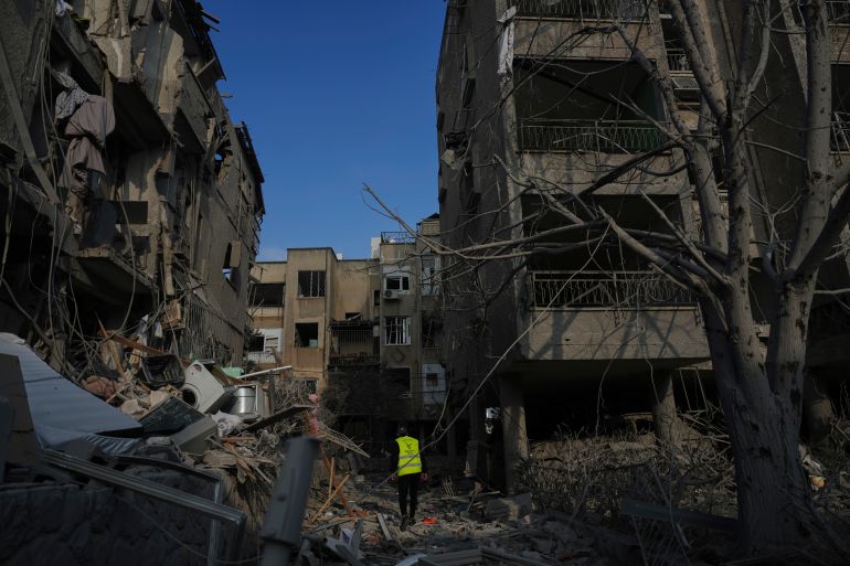 بالصور.. دمار "غير مسبوق" في إسرائيل بعد ضربات إيران 6 Israeli security forces inspect destroyed residential buildings that were hit by a missile fired from Iran, in Ramat Gan, near Tel Aviv, Israel on Saturday, June 14, 2025. (AP Photo/Ariel Schalit)