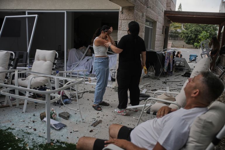 بالصور.. دمار "غير مسبوق" في إسرائيل بعد ضربات إيران 4 Residents react after their home was struck by a missile launched from Iran, in Rishon Lezion, Israel, on Saturday, June 14, 2025. (AP Photo/Ohad Zwigenberg)