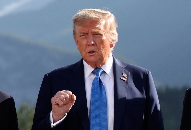 تفاؤل أوروبي بمحادثات جنيف وعراقجي: لا تفاوض مع أميركا 1 U.S. President Donald Trump gestures as he attends a family photo session during the G7 Summit, in Kananaskis, Alberta, Monday, June 16, 2025. (Suzanne Plunkett/Pool Photo via AP)