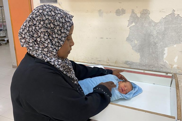 أسماء أبو جمعة وضعت مولودها بصحة سيئة نتيجة المجاعة وسوء التغذية-رائد موسى-غزة-الجزيرة نت