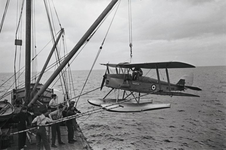الطائرات المسيّرة وقصة السيطرة على الأجواء 2 De Havilland DH82B Queen Bee Preparations being made for the seaborne retrieval of a Fleet Air Arm De Havilland DH82B Queen Bee seaplane drone ( N- 1846) which is flown by wireless control without a pilot and is devised as a low-cost radio-controlled target aircraft for anti-aircraft gunnery training at the Weybourne Anti-Aircraft Artillery Range on 7th July 1939 near Weybourne, United Kingdom. (Photo by Fox Photos/Hulton Archive/Getty Images)