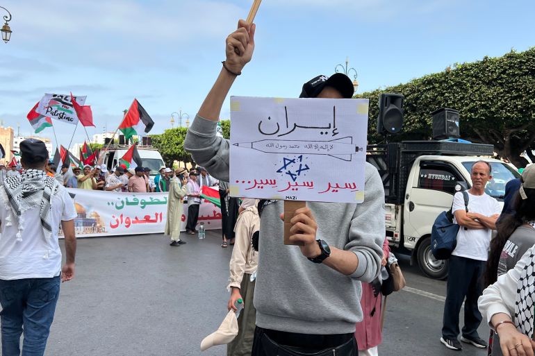 مسيرة شعبية حاشدة في الرباط تنديدا بالعدوان على غزة وإيران 1 لافتة للتضامن مع إيران ضد العدوان الذي تتعرض له