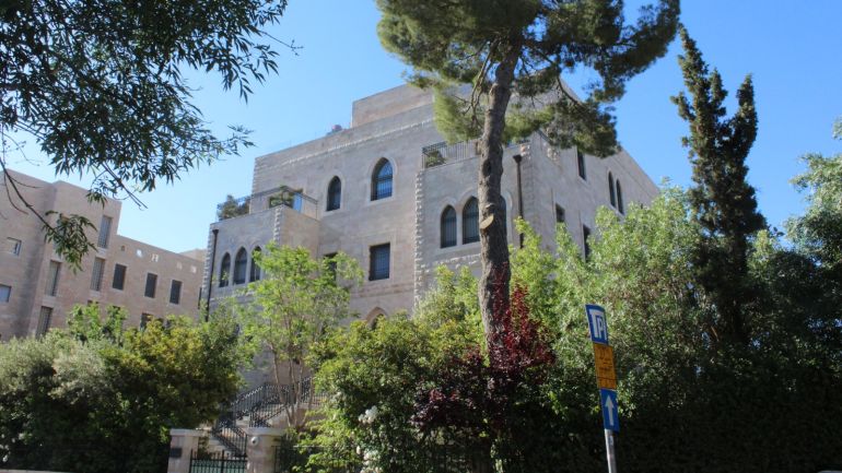 افتتاح فندق إسرائيلي فاخر في حي فلسطيني مسلوب غربي القدس 2 منزل كانت تملكه عائلة فلسطينية في حي الطالبية ويظهر ترميم العائلة الاسرائيلية الذي تقطنه اليوم للواجهات