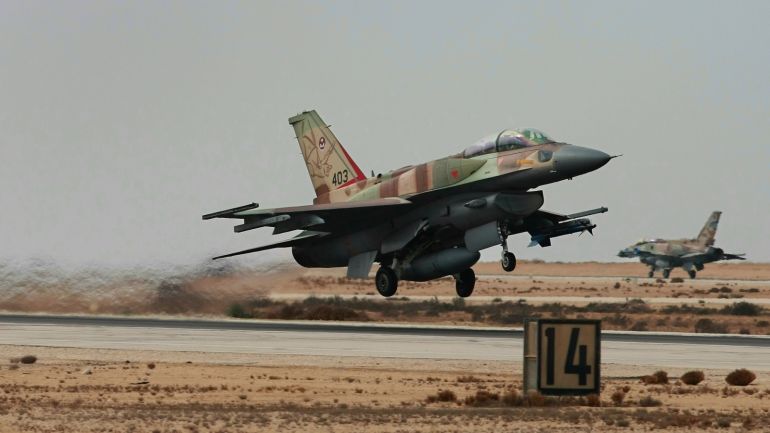 نتنياهو يفقد الزخم وإنجازات الحرب لا تسعفه 1 RAMON AIR FORCE BASE, ISRAEL - NOVEMBER 19: An Israeli Air Force F-16I jet fighter takes off as another lands behind it during a presentation to the media November 19, 2008 at the Ramon Air Force base in southern Israel. Israel displayed its most advanced air power which could be used to attack Iran's suspected nuclear weapons project if diplomacy fails to persuade Teheran to halt its uranium enrichment program. (Photo by David Silverman/Getty Images)