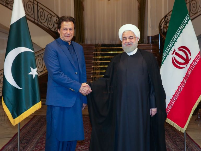هل يدفع شبح إسرائيل لتسريع التحالف بين إيران وباكستان؟ 3 epa07917399 A handout photo made available by the presidential office shows Iranian President Hassan Rouhani (R) receiving Pakistani Prime Minister Imran Khan (L) at presidential palace in Tehran, Iran, 13 October 2019. Media reported that Imran Khan is in Tehran to meet with Iranian officials. EPA-EFE/PRESIDENT OFFICE HANDOUT HANDOUT EDITORIAL USE ONLY/NO SALES
