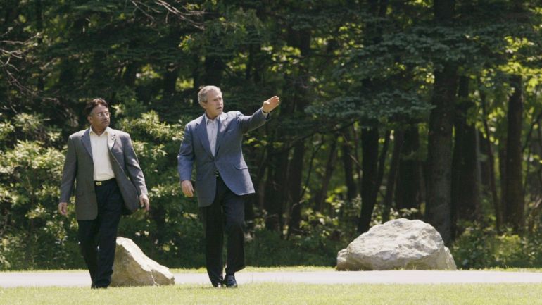 هل يدفع شبح إسرائيل لتسريع التحالف بين إيران وباكستان؟ 4 U.S. President George W. Bush escorts Pakistani President GeneralPervez Musharraf (L) at the Camp David presidential retreat inMaryland, June 24, 2003. Bush on Tuesday proposed a $3 billion aidpackage and announced a trade pact to reward Pakistan for its help inthe U.S.-led war on terrorism but did not offer the fighter jets longsought by Islamabad. REUTERS/Jason ReedJIR