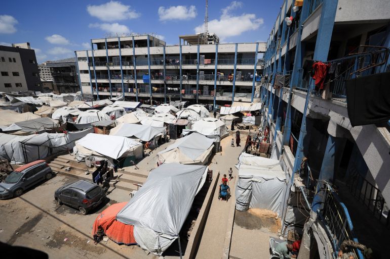 أنا بنت من غزة لم أجتز التوجيهي ودفتر أحلامي تحت الأنقاض 1 Palestinians displaced by the Israeli military offensive shelter in tents in a UNRWA school, in Gaza City May 28, 2025. REUTERS/Dawoud Abu Alkas