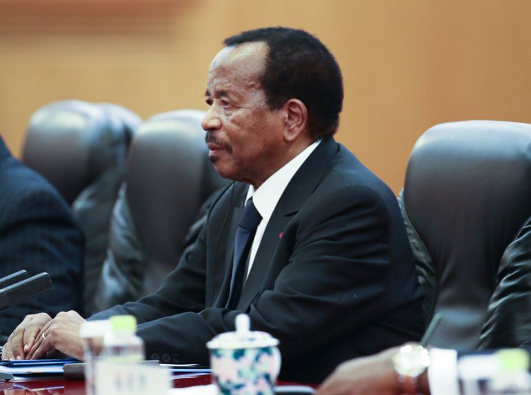 من جيرالد فورد إلى ماكرون.. كيف أحرجت حوادث سلالم الطائرات المسؤولين؟ 5 BEIJING, CHINA - MARCH 22: President of Cameroon Paul Biya meets with Chinese President Xi Jinping (not pictured) at The Great Hall Of The People on March 22, 2018 in Beijing, China. At the invitation of Chinese president Xi Jinping, President Paul Biya of the Republic of Cameroon will pay a state visit to China from March 22nd to 24th. (Photo by Lintao Zhang/Getty Images)