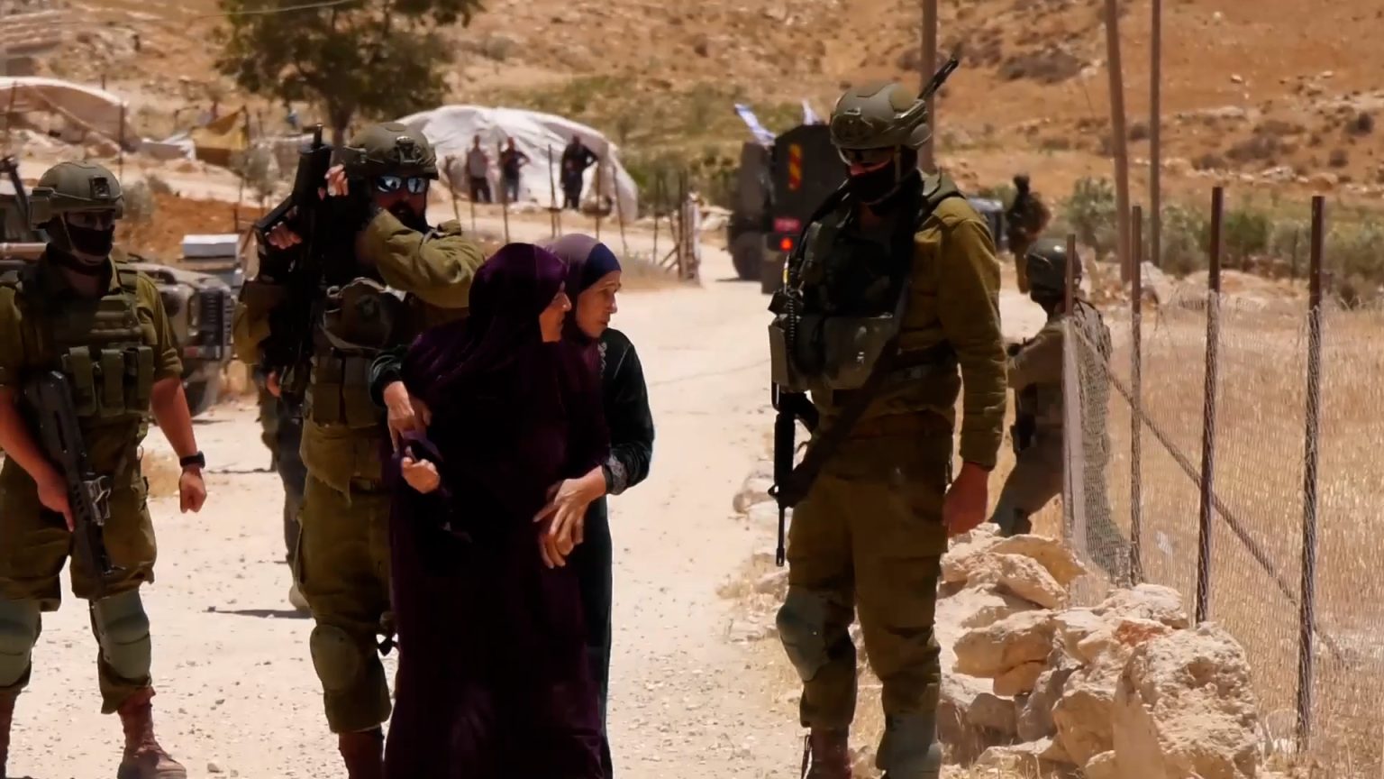 شاهد.. أم بهاء الفلسطينية تواجه الاحتلال دفاعا عن منزلها image 1748787721