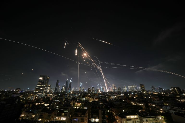 حلف تحصين إسرائيل يفشل أمام صواريخ إيران 4 Israeli Iron Dome air defense system fires to intercept missiles over Tel Aviv, Israel, Friday, June 13, 2025. (AP Photo/Leo Correa)