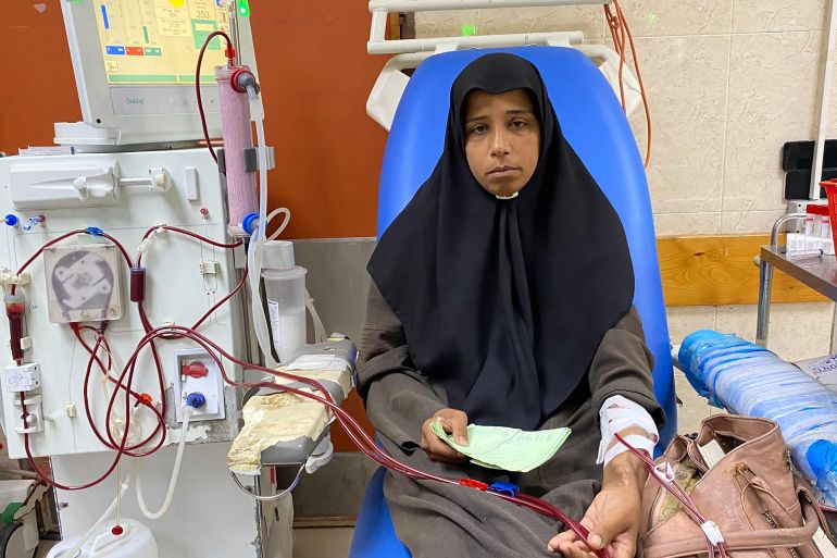 المريضة أيمان أحمد تنتظر منذ شهور طويلة فرصة السفر للعلاج من مرض الفشل الكلوي-رائد موسى-دير البلح-الجزيرة نت