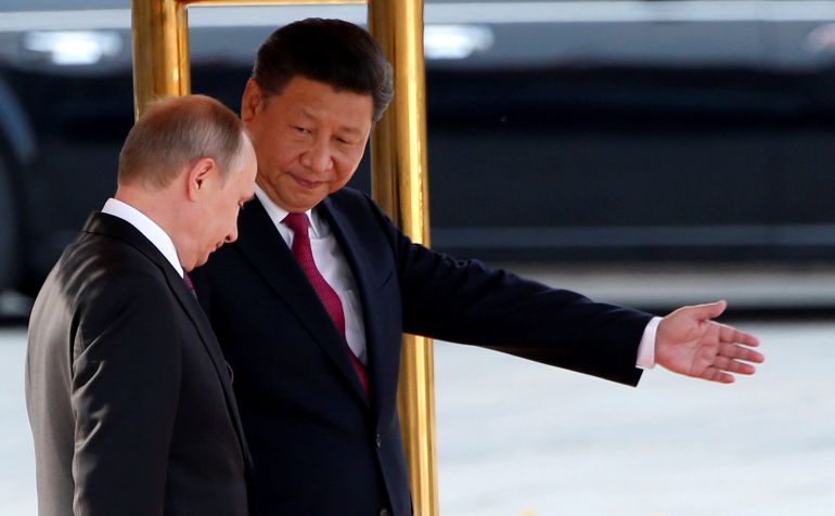 "فرّق تسُد".. هل يمزق ترامب صفحات التحالف بين الصين وروسيا؟ 2 Russian President Vladimir Putin (L) and his Chinese counterpart Xi Jinping attend a welcoming ceremony outside the Great Hall of the People in Beijing, China, June 25, 2016. REUTERS/Kim Kyung-Hoon