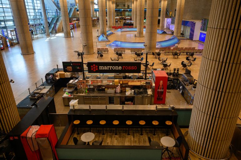 عزلة جوية بإسرائيل و مخاوف من الهجرة والعودة 1 TEL AVIV, ISRAEL - JUNE 13: The arrivals terminal remains empty at Ben Gurion airport, after flights were cancelled following Israel's early-morning attack on Iran on June 13, 2025 in Tel Aviv, Israel. People here are bracing themselves for retaliation from Iran after Israel launched a series of air strikes on military facilities and leaders in the early hours of Friday, June 13. (Photo by Alexi J. Rosenfeld/Getty Images)