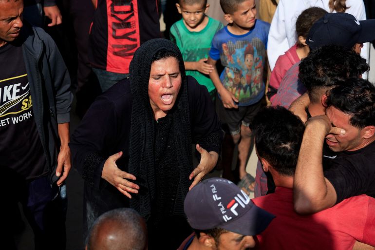 بالصور.. مساعدات غزة طرود مخضبة بالدماء 9 Mourners react during the funeral of Palestinians killed in Israeli strikes, at Nasser hospital, in Khan Younis, in the southern Gaza Strip, June 1, 2025. REUTERS/Hatem Khaled
