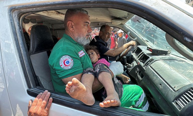 "أسطرة المقاومة" في مواجهة "عوالم الموت" الإسرائيلية 1 A man carries a girl as Palestinians evacuate the wounded from the site of an Israeli airstrike in Gaza City, according to medics, June 5, 2025. REUTERS/Khamis Al-Rifi BEST QUALITY AVAILABLE.