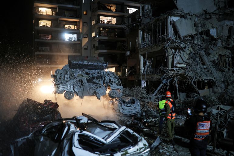 بالصور.. دمار "غير مسبوق" في إسرائيل بعد ضربات إيران 9 Rescue and security personnel work at an impact site following missile attack from Iran on Israel, at Ramat Gan June 13, 2025 REUTERS/Itai Ron ISRAEL OUT. NO COMMERCIAL OR EDITORIAL SALES IN ISRAEL TPX IMAGES OF THE DAY