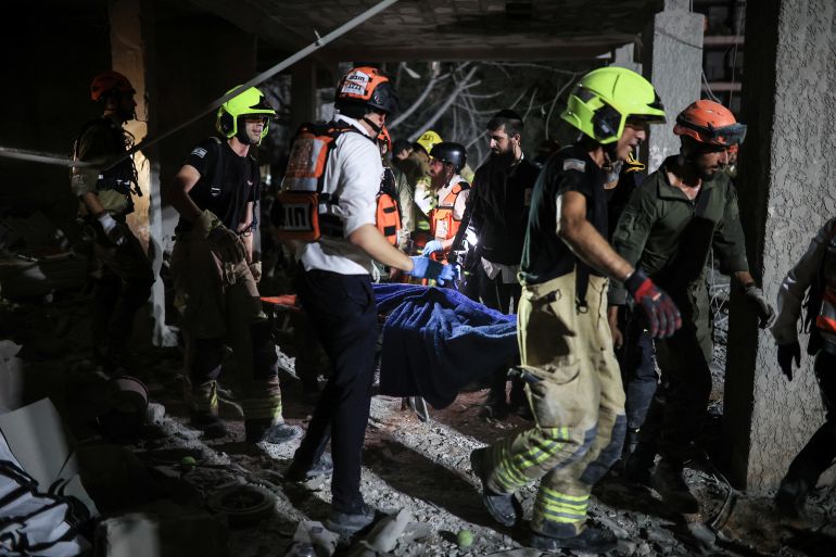 بالصور.. دمار "غير مسبوق" في إسرائيل بعد ضربات إيران 10 Rescue and security personnel carry a wounded person at an impact site following missile attack from Iran on Israel, in Ramat Gan, Israel June 13, 2025 REUTERS/Itai Ron ISRAEL OUT. NO COMMERCIAL OR EDITORIAL SALES IN ISRAEL