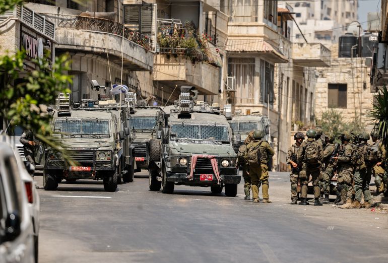 لماذا فرضت إسرائيل حصارا تاما على الضفة أثناء قصف إيران؟ 2 Israeli soldiers take part in an Israeli raid an Israeli raid in Nablus, the Israeli-occupied West Bank, June 10, 2025. REUTERS/Raneen Sawafta