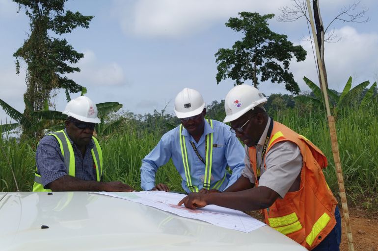 ثروات غرب أفريقيا في بؤرة صراع عالمي على مستقبل التكنولوجيا 1 Nsuonsia, Ghana - April 26, 2017: exploration team of a gold mining company on a briefing and having a look at maps on remote exploration permits.